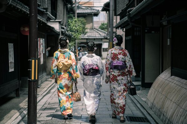 How to Select the Perfect Kimono for a Summer Evening in the UK?