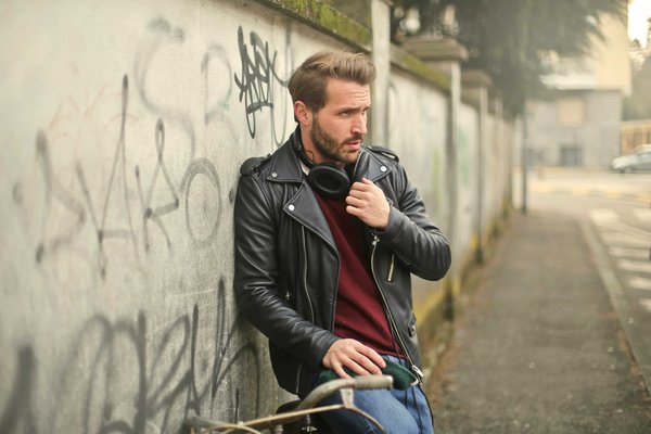 How Can You Wear a Silk Bomber Jacket to Achieve a Sophisticated Urban Look in the UK?
