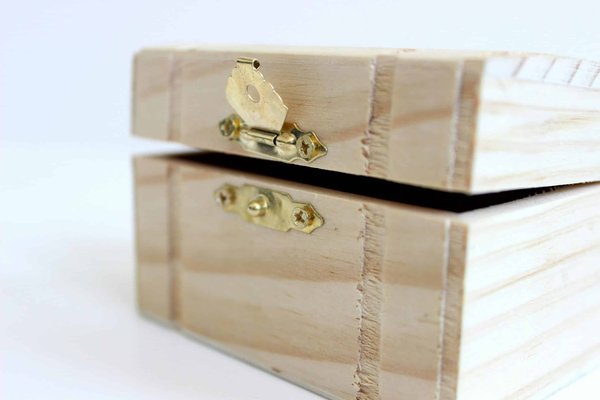 Which UK Craftsmen Offer Bespoke Wooden Jewelry Boxes?